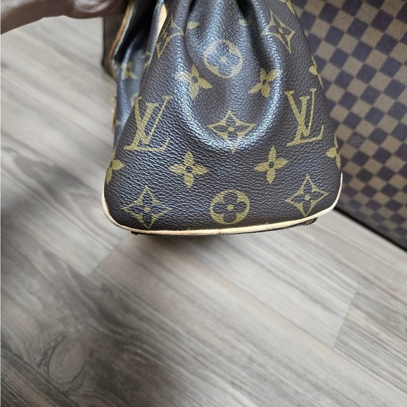 Louis Vuitton Beverly Shoulder Bag with Iconic Monogram - Picture 5 of 11